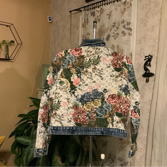 EUC Women’s unique denim and tapestry button down two pocket jacket. - Picture 3 of 10